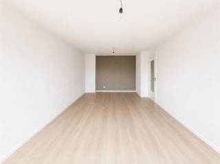Appartement de 2 chambres prêt à emménager, situé dans un endroit facilement accessible, à proximité de plusieurs axes routiers et de l'E17. Cet appartement bien entretenu a été entièrement repeint récemment et dispose d'un espace de vie très lumineux, d'une nouvelle terrasse offrant une vue agréable et de deux chambres à part entière. De plus, vous bénéficiez d'un excellent score EPC, d'une installation électrique conforme et d'un garage souterrain inclus dans le prix. Une opportunité idéale pour ceux qui recherchent un logement confortable, économe en énergie et sans souci, dans un emplacement central. Contactez-nous pour plus d'informations ou pour une visite sur place.