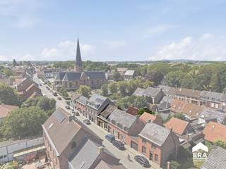<p><strong>TE KOOP: Gezellige woning in het centrum van Watou</strong><br /> </p>
<p>Deze betaalbare rijwoning met potentieel kan je terugvinden op een centrale ligging in Watou. De woning beschikt over twee slaapkamers en is een interessante opportuniteit voor de handige harry. Dankzij de ligging in het centrum geniet u van een vlotte bereikbaarheid en alle dagelijkse voorzieningen binnen handbereik. Een compacte woning met een functionele indeling, ideaal voor starters of investeerders.<br /> </p>
<p>Belangrijkste ruimtes:<br />• Woonkamer met aangename leefruimte<br />• Functionele keuken met aansluitende voorzieningen<br />• Badkamer<br />• 2 slaapkamers<br />• Garage met extra bergruimte<br />• Zolder<br />• Tuin met extra bergruimte</p>
<p>Troeven:<br />• Centrale ligging in Watou<br />• Betaalbare woning <br />• Garage én buitenruimte</p>
<p> </p>
<p>Neem vandaag nog contact op met je ERA-makelaar voor een bezoek.</p>
<p> </p>
<p>JOUW DROOMHUIS. ZO GEVONDEN!</p>