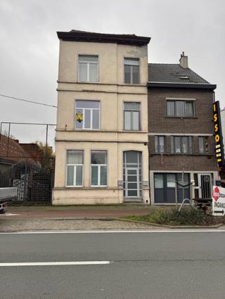 Op een strategische locatie in Gent bieden wij deze interessante opbrengsteigendom aan, bestaande uit een duplex appartement en een...