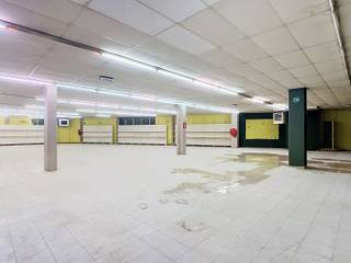 <p>Ce spacieux commerce situé à Aarschot représente une excellente opportunité pour les entrepreneurs à la recherche d’un espace commercial polyvalent, facilement accessible et proche du centre-ville. Les places de parking publiques situées juste devant le bâtiment constituent un véritable atout pour accueillir vos clients dans les meilleures conditions.</p><p>Dès l’entrée, vous découvrez une vaste surface commerciale pouvant être aménagée selon les besoins de votre activité. Que vous souhaitiez y installer un magasin, un showroom, un bureau ou un espace professionnel, ce bien offre de nombreuses possibilités d’exploitation grâce à sa disposition flexible et fonctionnelle.</p><p>À l’arrière ou directement attenant à l’espace commercial se trouve un grand garage avec espace entrepôt, idéal pour le stockage, les livraisons, le matériel professionnel ou le stationnement de véhicules. Cette combinaison entre surface commerciale et espace logistique rend le bien particulièrement intéressant pour les indépendants, commerçants ou entreprises ayant besoin d’une solution complète sur un seul site.</p><p>Le propriétaire est ouvert à la discussion concernant d’éventuels travaux de rafraîchissement ou d’adaptation des lieux. Vous avez ainsi la possibilité de personnaliser l’espace selon votre activité et vos attentes. Les conditions locatives peuvent également être discutées en fonction des travaux envisagés.</p><p>Situé à proximité du centre d’Aarschot, le bien profite d’une bonne visibilité et d’une connexion aisée vers les communes environnantes. Les commerces, services et autres facilités à proximité contribuent à un environnement commercial dynamique.</p><p>Vous recherchez un commerce spacieux avec entrepôt, parking à proximité et nombreuses possibilités d’aménagement à Aarschot, ce bien mérite certainement votre attention.</p>