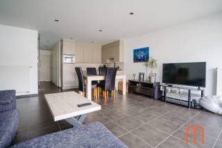 Vous recherchez un appartement prêt à emménager à louer dans le centre d'Ostende ? Ce magnifique appartement moderne d'une chambre, situé au <strong>3</strong><strong>ᵉ</strong><strong> étage de la résidence récente Modena</strong>, allie confort, luminosité et emplacement privilégié au cœur de la ville.<br /><br /><strong>Séjour lumineux avec terrasse ensoleillée</strong><br />Le spacieux séjour bénéficie d'une abondante lumière naturelle et s'ouvre sur une agréable terrasse à l'avant. L'endroit idéal pour savourer un café ou profiter d'un moment de détente en plein air.<br /><br /><strong>Cuisine ouverte entièrement équipée</strong><br /><span>La cuisine ouverte est équipée de tout le confort moderne et d'appareils électroménagers encastrés de qualité, notamment : four combiné, réfrigérateur, lave-vaisselle</span>Tout est à portée de main pour un quotidien confortable.<br /><br /><strong>Chambre confortable et agencement pratique</strong><br />À l'arrière de l'appartement, au calme, se trouve une spacieuse chambre, idéale pour passer des nuits paisibles.<br /><br />L'appartement comprend également :<br /><span>Salle de bains avec baignoire/douche et lavabo</span><br /><span>Toilettes séparées</span><br /><span>Grand débarras avec raccordements pour lave-linge et sèche-linge</span><br /><br /><strong>Vivre au cœur d'Ostende</strong><br />Grâce à sa situation centrale, vous habitez à quelques minutes à pied des commerces, restaurants, transports en commun et de la plage.<br />Cet appartement est parfait pour celles et ceux qui souhaitent profiter d'un cadre de vie moderne avec toutes les commodités à proximité.<br /><br /><br /><strong>Informations pratiques</strong><br />Disponible à partir du 1er décembre 2026<br />Surface habitable : 61 m² + terrasse de 5 m²<br />Année de construction : 2008<br />Chauffage individuel au gaz <br />PEB : 85<br />Provision pour charges communes : 80 € par mois<br /> 