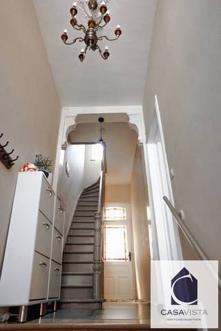 VOORMALIGE HERENWONING MET TUIN VLAKBIJ MARKT GERAARDSBERGEN. Deze gesloten bebouwing met architecturale voorgevel vind je bovenaan de Denderstraat op weg naar de bovenstad van Geraardsbergen. Op slechts 150m van de Markt en Abdijpark alsook alle scholen dichtbij komt deze woning zeker in aanmerking voor een groeiend gezin. De 4 slaapkamers zorgen voor genoeg ruimte. De woning heeft 4 bouwlagen. Bij het binnenkomen kan je ofwel met een trap naar boven waar je de lichtrijke leefruimte en waarbij je via een laag raam of via de hall naar de aangename buitenruimte kan : een deels verhard en overdekt tuinterras. Onderaan (sous-terrain) kom je in de geïnstalleerde keuken met achterliggende badkamer. De 4 slaapkamers zijn verdeeld over de 2 bovenste verdiepingen en zijn bereikbaar via een kleine overloop traphal. Het energielevel kan meteen drastisch omlaag door het investeren in een nieuwe verwarmingssysteem (momenteel elektrisch). Er ligt aardgas voor de deur en uit de Zonnekaart weten we dat de woning ideaal ligt voor zonnepanelen. Vensters en Vloeren liggen al in de groene zone. Verder is de woning ASBESTVEILIG en de elektriciteit CONFORM. Bel naar het CasaVista Team 054412500 en krijg meer info van vastgoedmakelaar Cedric tijdens een bezoekje.