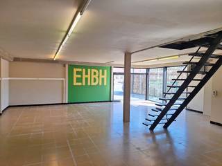 The commercial building consists of 2 floors and accounts for around 260m² of usable floor space. The detached building is located on a plot...