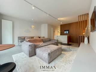 Prachtig gerenoveerd appartement met zijdelings zeezicht op een uitzonderlijke ligging vlakbij het Driehoeksplein.Het appartement is doordacht...