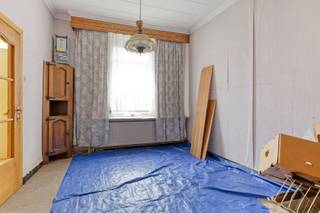 Pal in het centrum van Geel, in de Nieuwstraat, bevindt zich dit leuke renovatieproject. De centrale ligging en de renovatiemogelijkheden zijn de grote troeven van deze woning. De vele winkels, scholen, openbaar vervoer, ... zijn allen op wandelafstand gelegen. Kortom een toplocatie.<br /><br />De woning omvat op de gelijkvloerse verdieping een grote leefruimte, een keuken en een badkamer die bestaat uit douche, lavabo en toilet. Op de eerste verdieping zijn er 2 slaapkamers met oppervlaktes van 18 m2 en 8 m2. Verder kan je via de vaste trap naar de zolderverdieping. Hier vinden we een grote ruimte van 25 m2, die perfect kan opgedeeld worden naar 2 slaapkamers en/of een grote zolderkamer. Tot slot is er nog een kelderruimte die ter opslag kan gebruikt worden.<br /><br />Achter de woning ligt nog een mooie en uitgestrekte achtertuin. Deze is eveneens te bereiken met de fiets via de straat Rozendaal. Op deze manier heb je ook een handige achteruitgang.<br /><br />Bijzonderheden: <br />- Geen renovatieverplichting van toepassing<br />- Centrale locatie<br />- Mooie en ruime stadstuin<br />- Veel uitbreidingsmogelijkheden<br /><br />Voor meer informatie of een bezoek, neem contact met ons op via info@vastengoed.be of bel naar 014/72 73 74.<br /><br />Wenst u een gratis schatting van uw eigendom? Neem contact met ons op via 014/72 73 74.