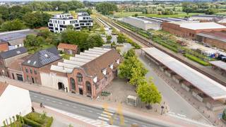 Dit polyvalente magazijn met een bebouwde oppervlakte van 596 m² ligt op een perceel van 683 m² en beschikt over een handige oprit en...