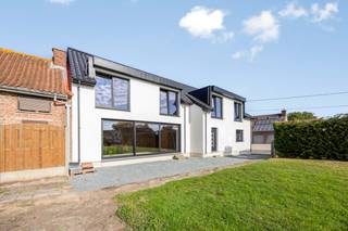 Zeer ruime en rustige gelegen casco woning te koop.<br /><br />Indeling voorzien volgen plan: gelijkvloers (141 m²): inkomhal, ruime woonkamer met open keuken (58 m²), bering, toilet en garage; verdieping (141 m²): nachthal, 5 slaapkamers, toilet en badkamer; dakverdieping (70m²): zolderruimte. Deze indeling kan nog gewijzigd worden.<br /><br />Dit pand is gelegen in een rustige buurt en heeft een mooie tuin.