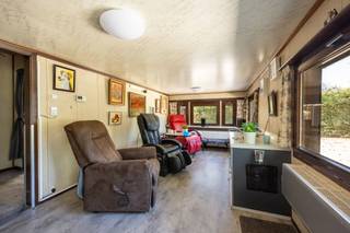 Rustig gelegen chalet met 1 slaapkamer op een zonnig perceel van 900m² in BPA Kotsbos. Permanente bewoning is toegestaan. <br /><span>Indeling:</span> leefruimte /veranda; hal; berging; badkamer met douche, lavabo, toilet en aansluiting wasmachine; ruime slaapkamer; keuken; bijkeuken; garage. <br />De chalet is gelegen op een zuidgericht omheind perceel, afgesloten met een elektrische poort, in een doodlopende straat. De straat is recent heraangelegd. Deze woning is goed onderhouden maar onderhevig aan de wettelijke renovatieverplichting.<br />De chalet is voorzien van cv op aardgas en meranti houten ramen met dubbele beglazing en rolluiken.<br />EPC: 464 kWh/m², energielabel E<br />Beschikbaar bij notariële akte.
