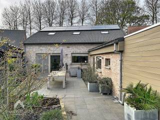 Energiezuinige woning op een centrale locatie bestaande uit een inkomhal met afzonderlijk toilet, lichtrijke leefruimte met eet-en zithoek,...