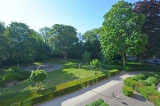 <p><span>De centrale ligging, het terras met mooi zicht op het Villerspark, de kwaliteitsvolle materialen en de grote oppervlakte van ± 164 m², zijn de belangrijke troeven van dit appartement. </span></p><p><span> </span></p><p><span>Via de inkomhal met vestiaire en gastentoilet begeeft u zich naar het leefgedeelte. Dit bestaat uit een ruime woon- en eetkamer, een aparte keuken met bijkeuken die als wasplaats kan gebruikt worden. </span></p><p><span> </span></p><p><span>De grote raampartijen zorgen voor veel lichtinval en geven uit op het zuidoost georiënteerd overdekt terras. </span></p><p><span> </span></p><p><span>Het nachtgedeelte omvat drie kamers, een master bedroom met een ensuite badkamer en toilet, een aparte douchekamer, en twee slaapkamers. Alle kamers bieden directe toegang tot het overdekte terras aan de achterzijde, waar men in de zomer heerlijk kan genieten van de avondzon.</span></p><p><span> </span></p><p><span>Het appartement heeft een aangename indeling waarbij zicht, lichtinval, rust en comfort centraal staan. </span></p><p><span> </span></p><p><span>Er is eveneens een grote kelder (42). </span></p><p><span>Mogelijkheid om een ondergrondse, afgesloten garage (56) bij aan te kopen. 40.000 €</span></p><p><span> </span></p><p><span>Gemeenschappelijke kosten bedragen ± 150 EUR per maand. </span></p><p><span> </span></p><p><span>Drie appartementen per verdiep. </span></p><p><span> </span></p><p><span>Extra’s: parket, inbouwkasten, screens, inbouwverlichting, veiligheidsdeur, twee overdekte terrassen, nieuwe lift, nieuwe boiler ….</span></p><p><span> </span></p>