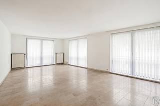 TOP location, right in the center: lovely, perfectly maintained and move-in ready apartment with 2 bedrooms. Layout: entrance hall, bright and...