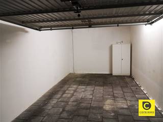 <p><span>Ondergrondse garagebox met afstandsbediening te Fruithoflaan! </span></p><p><span>Deze garagebox werd recent opgewaardeerd, is centraal gelegen en beschikt over een automatische poort met afstandsbediening. </span></p><p><span>Dit ondergrondse garagecomplex telt 3 toegangen met badgesysteem en camerabewaking, waarvan 2 via de Fruithoflaan, de derde situeert zich op de Roderveldlaan. </span></p><p><span>De garagebox is onmiddellijk beschikbaar!</span></p><p><span> </span></p><p><span>Afmetingen:</span></p><p><span>Diepte: 5,95m </span></p><p><span>Breedte: 3m</span></p><p><span>Hoogte: 2,02m</span></p><p><span> </span></p>