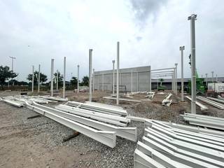 <strong><u>VERGUND PROJECT - *** LAATSTE UNITS TE KOOP ***</u></strong>: Het nieuw te realiseren bedrijvenpark <strong>STEEN</strong> in Laarne omvat <strong>15 KMO-units</strong> met oppervlaktes van <strong>210 m² tot 1.810 m²</strong>. Units kunnen bovendien gekoppeld worden tot grotere bedrijfsruimtes, wat dit project bijzonder geschikt maakt voor groeiende ondernemingen.<br /><br /><strong><u>Aangeboden unit:</u></strong> C.6 – 293 m² (incl. 3 parkings)<br /><br />Het KMO-park is gelegen in de <strong>industriezone Laarne Veldmeers</strong>, centraal in de driehoek <strong>Gent – Wetteren – Destelbergen</strong>. De site is vlot bereikbaar via:
<ul>
<li><span>de <strong>R4</strong> (op slechts 5 minuten),</span></li>
<li><span>de <strong>E17 (afrit Beervelde)</strong>,</span></li>
<li><span>en met een snelle aansluiting naar de <strong>E40 (Klaverblad)</strong>.</span></li>
</ul>
<strong>Technische kenmerken</strong><br />De units (conform <strong>brandklasse C</strong>) worden gebouwd in een duurzame <strong>staalstructuur</strong>, gecombineerd met <strong>geïsoleerde beton- en sandwichpanelen</strong>, en zijn standaard uitgerust met onder meer:
<ul>
<li><span>vrije hoogte van <strong>6 meter</strong></span></li>
<li><span><strong>lichtstraat</strong> met rookluik</span></li>
<li><span><strong>automatische sectionale poort</strong> (ca. 4 m breed x 4,20 m hoog)</span></li>
<li><span><strong>afzonderlijke inkomdeur</strong></span></li>
<li><span><strong>polybetonvloer</strong></span></li>
<li><span><strong>individuele nutsvoorzieningen</strong> (elektriciteit en water)</span></li>
<li><span>minimum <strong>2 privatieve parkeerplaatsen per unit</strong> (inbegrepen in de prijs)</span></li>
</ul>
De <strong>bouwvergunning</strong> werd ingediend; <strong>oplevering</strong> is voorzien <strong>Q4 2026</strong> (onder voorbehoud).<br /><br /><strong>Interesse of vragen over de mogelijkheden?</strong><br />Neem gerust contact op met <strong>Thomas</strong>: 0475 32 51 89 - thomas@arcade-vastgoed.be