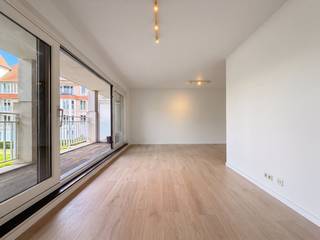 <p>Instapklaar appartement in residentie Denderhof met autostaanplaats.</p><p>Dit recent vernieuwde appartement in Erembodegem combineert comfort, rust, een bijzonder aangename ligging in een doodlopende straat en gunstige locatie in nabijheid van winkels, scholen, treinstation, dorpskern en op- en afrittencomplex E40.</p><p>20 minuten rijden naar Brussel en Gent.</p><p>Het appartement beschikt over een woonoppervlakte van circa 44 m² en is gelegen op de gelijkvloerse verdieping. Vanuit het appartement geniet je van een mooi en rustgevend uitzicht op de Dender.<br />Dankzij de ligging nabij het station en het centrum zijn winkels, openbaar vervoer en dagelijkse voorzieningen vlot bereikbaar.</p><p>De woning omvat een inkomhal, een aangename leefruimte, een keuken, een slaapkamer, een apart toilet, een badkamer, een berging en een balkon waar je heerlijk kunt genieten van het uitzicht.</p><p>Een grote troef is het EPC-label B, waardoor het appartement bijzonder energiezuinig is. Bovendien werd het appartement recent vernieuwd en beschikt het over een eigen autostaanplaats op de privé parking.</p><p>📐 Circa 44 m² woonoppervlakte<br />🛏️ 1 slaapkamer<br />🌿 Balkon<br />🌊 Mooi uitzicht op de Dender<br />☀️ Veel natuurlijke lichtinval<br />⚡ EPC-label B<br />✨ Recent vernieuwd<br />🧹 Onderhoudsvriendelijk<br />🚗 Eigen autostaanplaats<br />🚆 Nabij het station<br />🛍️ Dicht bij het centrum en voorzieningen<br />🏡 Gelijkvloerse ligging<br />🚲 Overdekte fietsenstalling</p><p>Een ideale woning voor een alleenstaande, koppel of starter</p><p>Een appartement met een combinatie van comfort, energiezuinigheid en een mooie ligging dat zeker een bezoek waard is.</p>