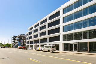 <p><strong>ALGEMEEN</strong></p>
<p>Volledig vernieuwde kantoorruimte van ca. 837 m² op het gelijkvloers van een modern en duurzaam kantoorgebouw THE GENERAL aan de Generaal Lemanstraat 61 in Berchem. De ruimte biedt een professionele en comfortabele werkomgeving met een flexibele indeling, hoogwaardige afwerking en veel natuurlijke lichtinval dankzij de grote raampartijen.</p>
<p>Het kantoor beschikt onder meer over een nieuw klimaatplafond, geïntegreerde LED-verlichting, kitchenette en privatief sanitair. De combinatie van de moderne infrastructuur, de representatieve uitstraling en de uitstekende bereikbaarheid maakt deze kantoorruimte bijzonder geschikt voor bedrijven die een kwalitatieve uitvalsbasis in Antwerpen zoeken.</p>
<p>De locatie geniet van een vlotte bereikbaarheid met zowel de wagen als het openbaar vervoer. De tramhalte Provinciehuis bevindt zich op ca. 500 m wandelafstand en biedt verbinding met tramlijnen 2 en 6. Daarnaast zijn er busverbindingen richting station Antwerpen-Berchem. Met de wagen zijn de R1, E19 en A12 snel bereikbaar.</p>
<p>Op de site zijn er parkeerplaatsen met laadpalen beschikbaar,</p>
<p><strong>KENMERKEN</strong></p>
<ul>
<li>Volledig vernieuwde kantoorruimte van ca. 837 m²</li>
<li>Gelijkvloerse verdieping</li>
<li>Flexibele kantoorindeling met veel natuurlijke lichtinval</li>
<li>Nieuw klimaatplafond en geïntegreerde LED-verlichting</li>
<li>Kitchenette en privatief sanitair</li>
<li>Parkeerplaatsen met laadpalen</li>
<li>Uitstekende bereikbaarheid via R1, E19 en A12</li>
</ul>
<p><strong>FINANCIEEL</strong></p>
<p>Huurprijs kantoor: €185/m²/jaar<br />Gemeenschappelijke lasten: op aanvraag <br />Onroerende voorheffing: op aanvraag</p>
<p>Jaarlijkse huurprijs: €154.845/jaar <br />Maandelijkse huurprijs: €12.903,75/maand</p>
<p>Huurprijs parkeerplaatsen: op aanvraag</p>