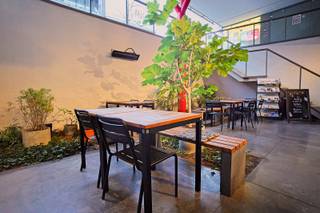 In het bruisende centrum van Bornem bevindt zich een uiterst commercieel pand met een gevestigde en druk bezochte ontbijt- en lunchbar, Jam...