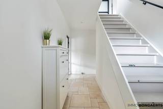 Deze woning in Houthalen-Oost is in 2020 volledig gerenoveerd. De woning is gelegen in een doodlopende straat vlakbij scholen, winkels,...