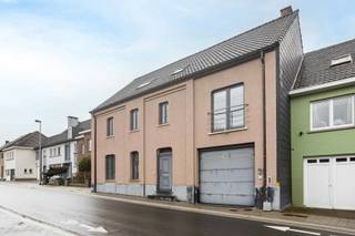 Deze unieke eigendom is gelegen op een toplocatie in het centrum van Mere! Dankzij de centrale ligging en de ruime indeling biedt dit pand tal van mogelijkheden, waaronder het creëren van twee afzonderlijke woonentiteiten.<br />Boven de doorgang bevindt zich een duplex appartement van 205 m². Dit appartement omvat een inkomhal met apart toilet, een ruime leefruimte met eetplaats en open keuken, en toegang tot een aangenaam terras. Verder is er een slaapkamer, een badkamer met douche en toilet, en een praktische wasplaats. Op de bovenverdieping bevinden zich nog drie volwaardige slaapkamers en een zolderruimte. Op het gelijkvloers bevindt zich een voormalige kinderopvang met een royale oppervlakte van 191 m². De huidige indeling bestaat uit valse wanden, wat betekent dat deze ruimte volledig naar eigen wens kan worden heringericht. Dit maakt het perfect geschikt voor wie op zoek is naar een praktijkruimte, atelier, extra woonruimte of een tweede wooneenheid. Langs de zijkant van het gebouw is er een doorgang die leidt naar een ruime binnenplaats, een garage en een loods van maar liefst 170 m². Achter de loods bevindt zich een grote, zonnige tuin. Dankzij de combinatie van een grote polyvalente ruimte op het gelijkvloers, een afzonderlijk duplex appartement, een ruime loods en een diepe tuin, biedt deze eigendom een uitstekende kans om twee volwaardige woonentiteiten te creëren – ideaal voor co-housing, kangoeroewonen of een combinatie van wonen en werken.