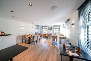 Unieke opportuniteit: gerenommeerd restaurant mét moderne woning (bj. 2005) op een prachtige pittoreske locatie aan de Plassendalevaart in Oostende (grens Oudenburg).<br /><br />🏡 Woning <br />* 3 slaapkamers<br />* Ruime leefruimte &amp; volledig uitgeruste keuken<br />* Moderne badkamer<br />* Aparte ingang – privacy gegarandeerd<br />* Tuin met groen uitzicht<br />* Energiezuinig en instapklaar<br /><br />🍴 Restaurant<br />* Karaktervolle horecazaak met uitstekende reputatie - <br />* Instapklaar – volledig ingerichte keuken en zaal (26 zitplaatsen)<br />* Terras met zicht op het water <br />* Opslagruimtes, kelder, sanitair en personeelsruimte<br />* Private parking voor klanten<br /><br />📍 Locatie<br />* Gelegen aan het water in het charmante Plassendale<br />* Vlot bereikbaar via E40 en nabij Oostende centrum<br />* Toeristische trekpleister – ideale commerciële ligging<br /><br />💡 Ideaal voor wie wonen en werken wil combineren, of als investering (verhuur woning of uitbating restaurant).<br /><br />📞 Meer info of een bezoek? Contacteer ons vandaag 059250590