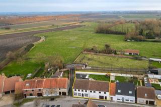 Ontdek deze charmante en ruime halfopen bebouwing op een perceel van 580 m², gelegen in het rustige en groene Stalhille. Deze woning biedt tal...