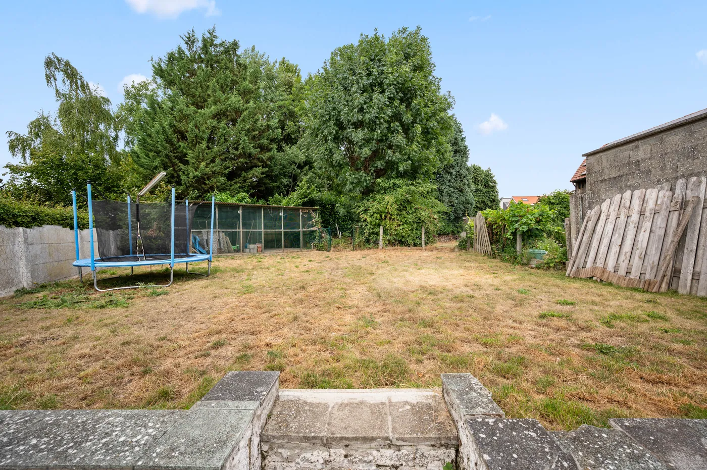 Half te renoveren rijwoning met 3 slpks met tuin, terras en 4 parkeerplaatsen. - foto 4
