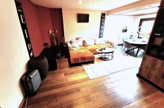 <p><span>READY-TO-MOVE-IN TOWNHOUSE WITH A GARDEN ON THE OUTSKIRTS OF GHENT</span></p><p><span> </span></p><p><span>A well-maintained home built in 1975 with a sunny garden surrounding the house.</span></p><p><span> </span></p><p><span>LAYOUT: </span></p><p><span>Entrance hall with coat closet and guest restroom, spacious living area (combined dining and living room) with access to the garden. The living room features a fireplace.</span></p><p><span>Fully equipped kitchen with an adjoining practical storage room. </span></p><p><span>Hallway leading to the 3 bedrooms (1 large / 2 standard) and the bathroom.</span></p><p><span>The bathroom features a bathtub, double sink, walk-in shower, and toilet.</span></p><p><span>The kitchen is equipped with a range hood, electric oven, microwave, dishwasher, sink, and ample cabinet space.</span></p><p><span>From the kitchen, you also have access to the large indoor garage with an automatic door and additional parking spaces on the driveway.</span></p><p><span>  , a staircase leads from the garage to the attic.</span></p><p><span>The attic currently consists of one room (office)  and an attic area.</span></p><p><span>These spaces can easily be converted into two bedrooms with a potential shower room. Water supply and drainage connections are already in place.</span></p><p><span> </span></p><p><span>There is also a garden surrounding the house with two additional spacious garden sheds.</span></p><p><span> </span></p><p><span>Double-glazed windows with PVC frames throughout.</span></p><p><span>Gas service is available on the street.</span></p><p><span> </span></p><p><span>Just a stone’s throw from the center of Evergem, with shops, public transportation, and schools nearby.</span></p><p><span>You also have easy access to Ghent via the R-4 Ring Road.</span></p><p><span> </span></p><p><span>Lot area:  683 m² </span></p><p><span>Living area: +/- 210  m² </span></p><p><span>EPC: 716 kWh/m²   UC  2380708. </span></p><p><span>Wg/Vg/Gom/Gvkr/Vvg</span></p><p><span> </span></p><p><span>Asking price:    395,000 € </span></p><p><span>Property location:  Patrijzenstraat 7, 9940 Evergem.</span></p><p><span> </span></p><p><span>Availability: upon execution of the deed.</span></p><p><span> </span></p><p><span>Viewings: by appointment only via Immo-Eden at  09 222.00.63.</span></p><p><span> If you’re interested in this property, please don’t hesitate to contact our offices by phone.</span></p><p><span> </span></p><p><span> </span></p><p><span> </span></p>