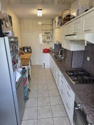 Instapklare halfopen bebouwing met 4 slaapkamers, tuin en garage in Kessel-Lo (Leuven)<br />Instapklare halfopen bebouwing met 4 slaapkamers, tuin en garage op een toplocatie in het gegeerde Kessel-Lo (Leuven). Gelegen in een rustige straat op wandel- en fietsafstand van Leuven-centrum, station, scholen en openbaar vervoer. Ideaal voor wie comfortabel en rustig wil wonen met alle voorzieningen vlakbij.<br />Indeling van de woning<br />Gelijkvloers:<br />- Inkomhal<br />- Ruime en lichtrijke living met zicht op de tuin<br />- Volledig uitgeruste keuken<br />- Gastentoilet<br />Eerste verdieping:<br />- 3 slaapkamers (waarvan 1 momenteel bureau)<br />- Badkamer<br />Tweede verdieping:<br />- 1 grote slaapkamer<br />- Overloop (mogelijkheid extra bergruimte of hobbyruimte)<br />Kelder:<br />- Kelder met aansluiting wasmachine en droogkast<br />Extra troeven<br />- Instapklaar<br />- Halfopen bebouwing<br />- 4 slaapkamers<br />- Garage + oprit<br />- Tuin<br />- Rustige en kindvriendelijke buurt<br />- Nabij scholen, zwembad en openbaar vervoer<br />- Op fietsafstand van Leuven-centrum en station<br />- PVC dubbele beglazing<br />- Centrale verwarming op aardgas<br />- Dakisolatie<br />Ligging<br />Gelegen in het gegeerde Kessel-Lo (Leuven) met vlotte verbinding naar Leuven-centrum, E314 en omliggende gemeenten.<br />Contact<br />Info en bezoek op aanvraag:<br />Email: silviedesimpelaere@hotmail.com<br />GSM/WhatsApp: 0493 85 92 75<br />