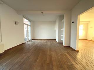 Charmante koppel woningen met 4 à 5 appartementen, ideaal voor wie samen wil wonen met behoud van privacy. Het gebouw beschikt over 5...