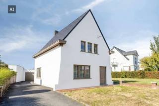 Bent u op zoek naar een huis met veel potentieel? Deze charmante woning in Anzegem biedt alles wat u nodig heeft. Met een grondoppervlakte van ca. 1.102 m², drie slaapkamers en twee aparte garages, is dit de ideale gezinswoning.<br /><br />Het huis is gelegen op een gunstige ligging. U geniet van een vlotte bereikbaarheid naar lokale winkels, bakkers en slagerijen, en bent bovendien in een mum van tijd op de E17.<br /><br />INDELING<br /><br />Gelijkvloers<br />Inkomhal - ruime leefruimte met haard - keuken met eethoek - badkamer (ligbad, lavabo, toilet) - wasplaats - berging - kelder <br /><br />Eerste verdiep<br />Nachthal - slaapkamer 1 - slaapkamer 2 - slaapkamer 3 <br /><br />U kan genieten van een ruime en aangename tuin met ruim terras waar zich ook twee garages bevinden.<br /><br />ALGEMENE INFO<br /><br />- centrale verwarming op stookolie<br />- dubbel glas op gelijkvloers<br />- rolluiken aanwezig<br /><br />Interesse in deze woning? Maak dan zeker uw afspraak via 0472 18 64 20 of matisse.vandererven@dewaele.com.<br /><br />Dit pand is onderworpen aan de renovatieverplichting van de Vlaamse overheid voor residentiële gebouwen (behoudens bij sloop binnen 5 jaar na de aankoop). Consulteer voor meer informatie de website van het Vlaams Energie- en Klimaatagentschap via https://www.vlaanderen.be/een-woning-kopen/renovatieverplichting-voor-residentiele-gebouwen<br /><br />Bestuursmaatregelen in het maatregelenregister: nee<br /><br />Deze AI-visualisaties zijn bedoeld als inspiratie. Er werd geen rekening gehouden met technische specificaties, stedenbouwkundige voorschriften of de concrete mogelijkheden tot realisatie.