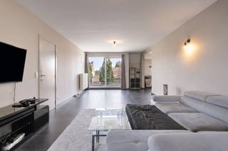Appartement récent et très spacieux (113m²) à vendre à Poelkapelle. L'appartement dispose d'un très grand garage, de 2 terrasses et de 2 chambres. Aussi intéressant comme investissement ! L'appartement est très économe en énergie et possède un label énergétique A. <br /><br />La propriété se compose de : <br />Rez-de-chaussée : garage XL avec portail sectionnel (30m²) - Rangement privé. <br /><br />Étage +2 : Hall d'entrée spacieux avec toilettes séparées - Espace de vie avec terrasses avant et arrière - Cuisine équipée de tout le confort nécessaire - Salle de rangement/buanderie attenante - 2 chambres spacieuses - Salle de bain avec baignoire, douche et lavabo. <br /><br />GÉNÉRAL : <br />- Année de construction 2006 <br />- Label A EPC <br />- XL Garage dans le prix ! <br />- Intéressant comme investissement ! <br />- 2 belles terrasses (avant et arrière) <br /><br /><br />Registre des mesures: non