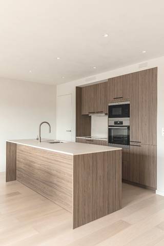Deze prachtige penthouse in Kortrijk is een unieke kans voor wie op zoek is naar luxe en comfort. Dit appartement biedt alle moderne gemakken die je maar kunt wensen.<br /><br />Een bijzondere troef van deze locatie is de komst van een semi-publieke, groene doorgang van de Grote Markt tot in de Jan Persijnstraat. <br /><br />Indeling als volgt: <br />Inkomhal met apart toilet, ruime en lichtrijke leefruimte met open keuken die voorzien is van alle toestellen (vaatwasmachine, frigo, oven, microgolf en inductie kookplaat). Aansluitend is er ook een eerste zonnig terras. <br /><br />Verder is er de ruime slaapkamer met aansluitend de badkamer die voorzien is van een inloopdouche. Via de slaapkamer is er toegang tot het 2e ruime terras waar je kunt genieten van het uitzicht over de stad. <br /> <br />Kortom, deze penthouse appartement in Kortrijk is een geweldige keuze voor wie op zoek is naar een modern en luxe verblijf. Met zijn prachtige terrassen, ruime indeling en energiezuinigheid (A label) is het de perfecte plek om te wonen.<br /><br />Huurprijs: 1.150 EUR/maand + 85 EUR/maand syndic of een totaal van 1.235 EUR/maand<br />Adres: Jan Persijnstraat 6/51, 8500 Kortrijk<br />Onze referentie: DEV5185