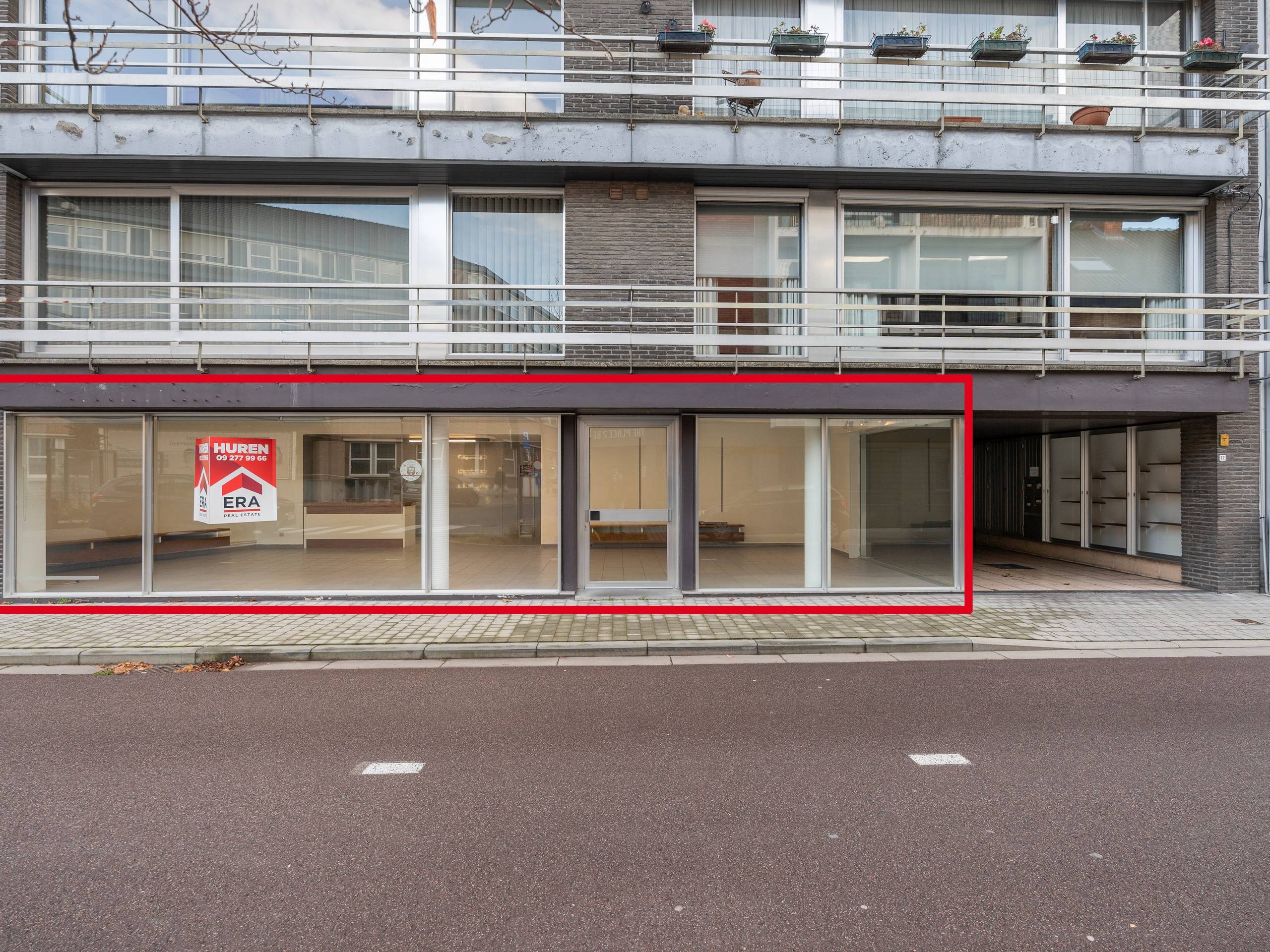 Gelijkvloers handelspand aan het ziekenhuis te huur Deinze - foto 1