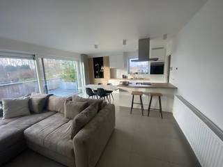 <strong>Ledegem - Lichtrijk appartement op de eerste verdieping te huur.</strong><br /><br /><strong>Indeling:</strong><br />Inkomhal, woonkamer, open keuken, berging (wasplaats), badkamer, apart toilet, twee slaapkamers en terras met zonneluifel<br /><br /><strong>Interesse?</strong> Klik hier! <strong>https://mijnhuurprofiel.be/property/d6c938b8-ec1d-4457-b292-5df85f3a7082</strong>