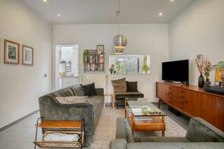 Vous recherchez une maison confortable prête à emménager à deux pas du centre de Heule et de Courtrai ? Ne cherchez pas plus loin ! Bienvenue à De Warande 131, une maison de trois chambres parfaitement entretenue avec un agréable espace extérieur.<br /><br />L'aménagement de la maison<br /><br />Rez-de-chaussée :<br />Hall d'entrée : Hall de réception spacieux qui donne accès à l'espace de vie.<br />Espace de vie : salon confortable et lumineux avec coin repas attenant.<br />Cuisine : Cuisine entièrement équipée avec un coin petit-déjeuner confortable.<br />Salle de bain : Salle de bain récemment rénovée avec douche à l'italienne moderne, lavabo et toilettes.<br /><br />Premier étage :<br />Chambre 1/Bureau : Une belle pièce actuellement aménagée comme bureau à domicile.<br />Chambre 2 : Une deuxième chambre très spacieuse.<br /><br />Étage mansardé :<br />Chambre 3 : Espace mansardé entièrement aménagé et isolé, aménagé comme chambre principale comprenant une grande armoire sur mesure (qui reste debout).<br /><br />À l'extérieur, vous pourrez profiter d'un espace extérieur confortable et facile à entretenir où vous pourrez vous détendre. Grâce à son emplacement stratégique, vous pouvez y vivre tranquillement, mais vous pouvez toujours être dans le centre animé de Heule ou de Courtrai en un rien de temps.<br /><br />Le jardin et le reste de la maison vous intéressent ? Planifiez rapidement votre visite ! Contactez Michelle au 0493 25 46 81 ou envoyez un e-mail à michelle.decoutere@dewaele.com.<br /><br />Le bien est proposé selon la formule Pre-sale. Du 28/09/2026 16:00 au 03/10/2026 15:00, vous pouvez visiter la maison sur rendez-vous et faire une offre. Le prix affiché est un prix indicatif. Pour plus d'informations, veuillez contacter le responsable du dossier.<br /><br />Registre des mesures: non