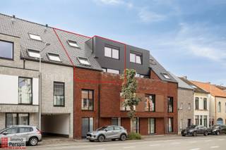 Welkom thuis in dit prachtige nieuwbouw duplexappartement, gelegen in het hart van Scherpenheuvel. Dit pand, met bouwjaar 2024, biedt een perfecte combinatie van modern comfort, ruimte en een uitstekende locatie. De centrale ligging aan de Basilieklaan zorgt voor een vlotte verbinding met alle voorzieningen, terwijl u toch geniet van de rust en het gemak van een residentiële omgeving. De ruime en lichtrijke leefruimte met een moderne keuken met kookeiland is de ideale plek om te ontspannen en te genieten. Daarnaast beschikt dit appartement over maar liefst twee terrassen, zodat u op elk moment van de dag kunt genieten van de zon. De aanwezigheid van een lift en een ondergrondse parking verhoogt het wooncomfort aanzienlijk.<br /><br />Met drie ruime slaapkamers en een ruime badkamer met inloopdouche is dit duplexappartement perfect voor gezinnen of koppels die op zoek zijn naar extra ruimte. De twee toiletten, één op elke verdieping, zorgen voor extra gebruiksgemak. De hoogwaardige afwerking en de energiezuinige constructie garanderen een aangenaam en duurzaam woonklimaat. Dit appartement is onmiddellijk beschikbaar en klaar om u te verwelkomen.<br /><br /><u><strong>INDELING </strong></u><br />Kelder: Ondergrondse parking<br />Gelijkvloers: Inkomhal, berging, toilet, leefruimte, keuken en 2 terrassen<br />1ste verdieping: Nachthal, badkamer en drie slaapkamers<br /><br />De vermelde vraagprijs is exclusief 21% btw en andere kosten<br /><br />Maak vandaag nog je afspraak. Mail naar sander@immopersyn.be of bel 013 444 008.