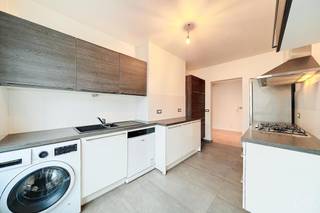 Info en bezoek - 02 315 51 71. Op de zeer gewilde Avenue Molière op nummer 86, op een steenworp afstand van alle voorzieningen en openbaar...