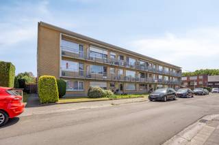 Ruim en lichtrijk appartement met 2 slaapkamers en terras te koop in een rustige buurt dichtbij de op- en afrit van de E17 in Burcht.Het...