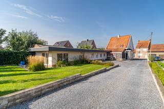 Deze veelzijdige eigendom doet momenteel dienst als restaurant, maar biedt dankzij de ruime indeling tal van mogelijkheden voor wonen, werken of een combinatie van beide.<br /><br />Het hoofdgebouw omvat een ruime restaurant-/leefruimte, badkamer met ligbad en douche, toilet, 2 slaapkamers en een extra toiletruimte die kan worden ingericht als tweede badkamer.<br /><br />Het ruime bijgebouw beschikt over een keuken en een polyvalente ruimte die perfect kan worden ingericht als extra leefruimte, hobbyruimte, bureauruimte of praktijkruimte voor een vrij beroep.<br /><br />Buiten geniet u van een ruime aangelegde tuin met zuidelijke oriëntatie, een groot terras en ruim voldoende parkeergelegenheid.<br /><br />Een eigendom met bijzonder veel potentieel, ideaal voor wie op zoek is naar een ruime en flexibele woon-werkcombinatie.