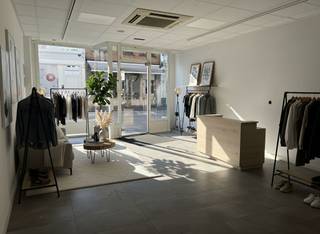 In de Smedenstraat, op een centrale en commerciële ligging in het hart van Brugge, bevindt zich dit veelzijdige handelspand met een...