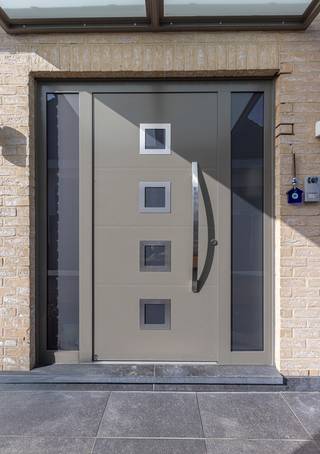 <p>Op zoek naar een ruime, perfect onderhouden woning op een rustige maar centrale ligging? Deze instapklare gezinswoning combineert comfort, functionaliteit en een kwalitatieve afwerking met een prachtig open verzicht.</p><p>U komt binnen via de inkomhal met gastentoilet. De ruime en lichtrijke woonkamer met open haard vormt het hart van de woning en biedt een aangename leefruimte voor het hele gezin. Aansluitend bereikt u het terras met patio en jacuzzi, waar u in alle privacy kan genieten van rust en ontspanning.</p><p>Op het tussenverdiep bevindt zich een aparte bureauruimte — ideaal voor thuiswerk of als rustige studieplek.</p><p>De eerste verdieping omvat een nachthal met drie volwaardige slaapkamers en twee badkamers, wat zorgt voor optimaal comfort en een praktische indeling. Op de tweede verdieping bevindt zich een vierde slaapkamer, perfect als extra slaapruimte, hobbykamer of bureau.</p><p>De woning is afgewerkt met kwalitatieve materialen en voorzien van hedendaags comfort zoals een videofoon, alarmsysteem, airconditioning, ingebouwde kasten en stijlvolle Japanse toiletten.</p><p>Dankzij de rustige ligging in combinatie met een centrale bereikbaarheid naar winkels, scholen en invalswegen, is dit een ideale woning voor wie comfortabel en zorgeloos wil wonen. Een eigendom waar ruimte, licht en woonkwaliteit centraal staan.<br /><br />EPC: 171 kWh / m²<br />Elektriciteit conform</p>