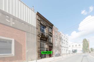 In Sint-Jans-Molenbeek, in de gegeerde buurt rond Belgica en Tour & Taxis, wacht deze uitzonderlijke opbrengsteigendom van 247 m² netto op een...