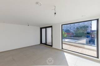 Dit prachtige appartement op de eerste verdieping combineert een uitstekende ligging met hedendaags wooncomfort. Gelegen <strong>op een steenworp van de Markt van Lokeren. </strong>Belangrijk om te weten is dat u dit kan aankopen onder de <strong>2% registratiebelasting</strong> indien van toepassing voor u.<br /><br />De <strong>open keuken</strong> vormt samen met de <strong>woonkamer </strong>een aangename en harmonieuze leefruimte, waarbij de indeling zorgt voor een fijn en licht gevoel. Van hieruit heeft u rechtstreeks toegang tot het <strong>zonnig terras</strong>, dat dankzij zijn open karakter een heerlijke extra leefruimte vormt.<br />Het appartement beschikt verder over <strong>twee comfortabele slaapkamers</strong>, een apart gastentoilet en een praktische <strong>berging</strong>.<br /><br />Deze woning werd <strong>gerenoveerd volgens de huidige nieuwbouweisen</strong>, waardoor u profiteert van een hoog wooncomfort en een uitstekende energieprestatie. De verwarming gebeurt via een energiezuinige lucht-luchtwarmtepomp. <br /><br />Er is een <strong>gemeenschappelijke fietsenberging inbegrepen</strong>.<br />Daarnaast hebt u hebt ook de mogelijkheid om een <strong>staanplaats</strong> mee aan te kopen, vraagprijs: 17.500 euro. <br /><br />Troeven:<br />Twee slaapkamers<br />Terras met mooi open gevoel<br />Gerenoveerd volgens de huidige nieuwbouweisen<br />Verwarming via lucht-luchtwarmtepomp<br /><br />Wenst u een bezoek in te plannen voor dit prachtig appartement?<br />Bel voor info of een vrijblijvend bezoek naar 03 502 98 74 of mail naar kristof@claves.be.