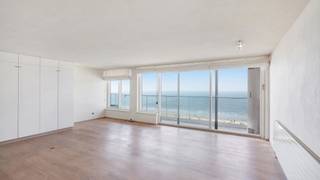 Appartement met mooie gevelbreedte op de zeedijk.<br /><br />Via de inkomhal kom je in de brede en lichtrijke woonkamer. Deze leefruimte geeft toegang tot een royaal terras met adembenemend uitzicht op zee.<br />De keuken sluit mooi aan bij de leefruimte. Verder zijn er in de living ingemaakte kasten waarin met twee uitklapbare bedden. Daarnaast zijn er 2 comfortabele slaapkamers, beide met toegang tot een ruim en zonnig achterterras. Er zijn in totaal drie afzonderlijke douchekamers.<br /><br />Het appartement beschikt over een privékelder en een fietsenberging. Verder is het mogelijk om een staanplaats in het gebouw aan te kopen voor extra comfort.<br /><br />EPC: 79 KWh/m²/jaar - UC: 20230315-0002838345-RES-1