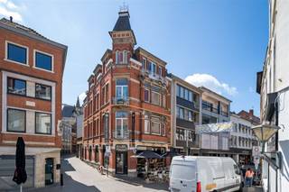 <p><span>Bent u op zoekt naar de perfecte investering in het stadscentrum van Aalst? Zoek niet verder!<br />Dit pand is gelegen op hoek van de Molenstraat met de Rozemarijnstraat, en bevindt zich in de nabijheid van winkels, horeca-zaken, diensten, openbaar vervoer en zelf vlot naar de E40.<br /><br />Het gebouw bestaat uit een handelspand, momenteel 'Den Olijfboom', die onlangs zijn intrek heeft genomen en 3 appartementen.<br />Elk appartement beschikt over een woonkamer, keuken, badkamer en 2 slaapkamers.</span></p><p><span>Alle eenheden zijn recentelijk gerenoveerd.<br /><br /></span></p><p><span>3x EPC-label B en 1x EPC-label C.</span></p><p><span>Huidige huuropbrengst per jaar: 43.882,92 euro.<br /><br />Bruto-rendement: 4,26%<br />Netto-rendement, berekend op 11 maanden huur en aankoopprijs vermenigvuldigd met 1,15: 3,39%<br /><br />Alle documenten en attesten kunnen worden ingekeken op ons kantoor, na afspraak.<br /><br />Met de centrale ligging en goede rendabiliteit is dit een uitstekende gelegenheid voor wie wil investeren in vastgoed.<br />Voor meer informatie of een bezoek, contacteert u Sébastien van Immo Zone op het nummer 0486/ 41. 85. 66.</span></p>