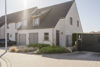 Gelegen in een rustige en kindvriendelijke straat in Rollegem geniet deze halfopen woning van een vlotte verbinding naar het centrum van Kortrijk...