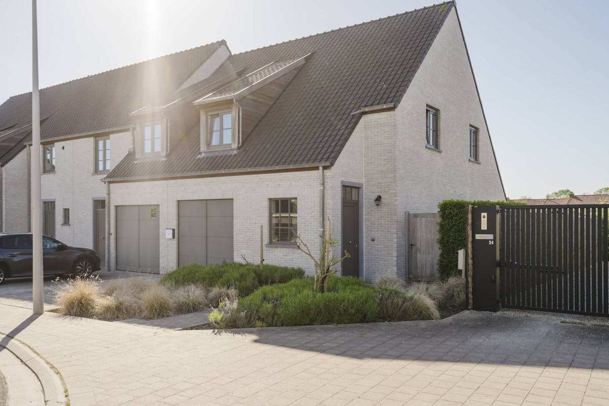 Recente halfopen hoekwoning met 3 slaapkamers in Rollegem - foto 2