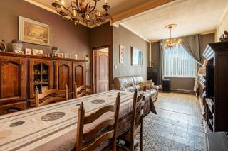 - Emplacement idéal sur la Lys : Quai Nord 43 à Menin<br />- Espace de vie avec poêle à gaz confortable<br />- Cuisine avec coin repas supplémentaire<br />- Salle de bain avec douche, meuble vasque et toilettes<br />- 2 chambres à coucher<br />- Grenier<br />- Jardin clôturé<br />- Électricité conforme<br />- PEB : 341 kWh/m²/an, CU : 3241928 (pas d'obligation de rénovation)<br />- Prix indicatif : 119.000 €