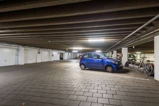 <p><span>Garagebox met elektrische poort</span></p><p><span>Deze garagebox is centraal gelegen en beschikt over een automatische poort met afstandsbediening.<br />Dit ondergrondse garagecomplex geeft toegang met badgesysteem en camerabewaking.<br /><br /><br />Afmetingen:<br />Diepte: 6m</span></p><p><span>Breedte: 3.5m</span></p><p><span>Hoogte: 2,02m (hoogte na de poort 2.60)</span></p>