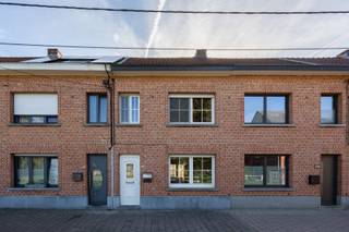 Op zoek naar een woning met ruimte, karakter en mogelijkheden? Deze aangename gezinswoning biedt een comfortabele basis en beschikt bovendien over verschillende ruimtes die naar eigen wens kunnen worden ingevuld.<br /><br />Bij binnenkomst komt u in de hal, die toegang geeft tot de gezellige woonkamer. Dankzij de natuurlijke lichtinval ontstaat hier een aangename sfeer. De keuken sluit aan op de veranda, een veelzijdige ruimte die perfect kan dienen als eet-, speel- of ontspanningsruimte en tegelijkertijd een mooi zicht op de tuin biedt.<br /><br />De badkamer bevindt zich op het gelijkvloers en is uitgerust met een wastafelmeubel, toilet en ruime inloopdouche. Ook voor wasmachine en droogkast is hier een praktische plaats beschikbaar.<br /><br />De bovenverdieping telt twee volwaardige slaapkamers en een kleinere kamer. Deze extra kamer kan, afhankelijk van uw behoeften, dienstdoen als bureau, dressing, kinderkamer of hobbyruimte. Vanuit de nachthal bereikt u via een vaste trap de ruime zolder. Deze verdieping is onafgewerkt maar biedt voldoende opbergruimte.<br /><br />Ook de buitenruimte is een belangrijke troef. De woning beschikt over een terras, een afzonderlijke berging en een ruime, diepe tuin. Er is voldoende plaats om de tuin naar eigen smaak in te richten en er een aangename buitenplek van te maken.<br /><br />Deze woning biedt een mooie combinatie van praktische ruimtes en een ruime buitenomgeving. Ideaal voor wie op zoek is naar een woning die kan meegroeien met de behoeften van zijn bewoners.<br /><br />Interesse? Maak een afspraak via 016 199 348 of stephanie.mottie@homixx.be en kom de woning ter plaatse bekijken!