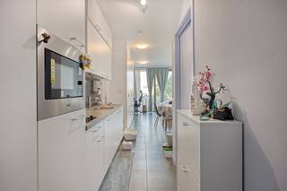 Deze instapklare studio te koop, gelegen in de Regatta wijk op Linkeroever, heeft alles wat u nodig heeft. Dankzij de topligging is er een vlotte bereikbaarheid van en naar de stad. Dit heeft het appartement te danken aan de nabijheid van openbaar vervoer en invalswegen. De studio werd met zorg en smaak afgewerkt, wat meteen zorgt voor een aangename en moderne uitstraling. De ruimte bestaat uit een lichtrijke leef- en slaapruimte, een praktische badkamer uitgerust met lavabo, douche, toilet en aansluiting voor een wasmachine. De studio wordt bovendien aangeboden met de mogelijkheid om roerende goederen over te nemen, wat het geheel extra interessant maakt voor wie meteen wil intrekken of verhuren. Het gebouw zelf biedt tal van faciliteiten, waaronder een fitnessruimte, wasserette, polyvalente ruimte en een fietsenberging. Dankzij het gunstig EPC-label A en de zeer lage gemeenschappelijke kosten is dit niet alleen een comfortabele, maar ook een energiezuinige en budgetvriendelijke keuze. Troeven: - EPC A - Instapklaar - Oostgericht terras - Lage gemeenschappelijke kosten - Ideaal als investering De studio wordt te koop aangeboden voor een prijs van €199.000. Heb jij interesse in deze studio? Aarzel dan niet om ons te contacteren bij vragen of om een bezoek in te plannen. Bent u geïnteresseerd in een appartement of woning te koop in Antwerpen? Aarzel dan niet om ons te contacteren. Had u graag uw eigen eigendom te koop aangeboden contacteer ons dan voor een vrijblijvende schatting, telefonisch op het nummer 03/206.76.76 of per mail naar antwerpen@dewaele.com. Ook voor alle andere vragen omtrent vastgoed, kopen of verkopen kan u steeds bij ons terecht! Bestuursmaatregelen in het maatregelenregister: nee